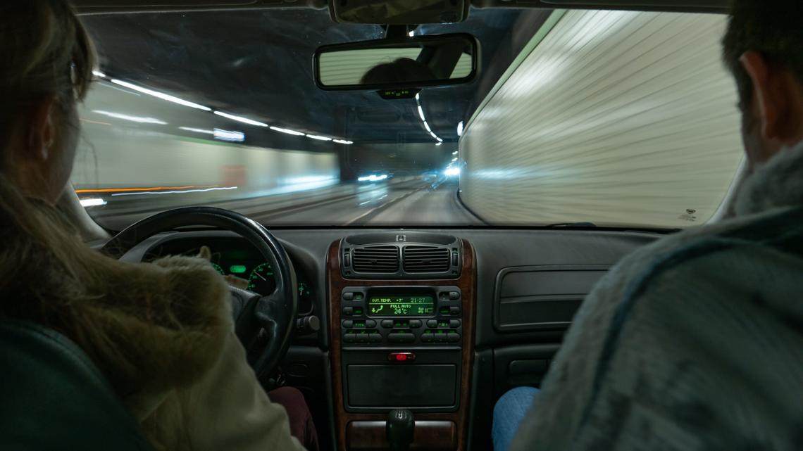 Symbolbild Autofahrerin Tunnel Nacht Beifahrer Rasen