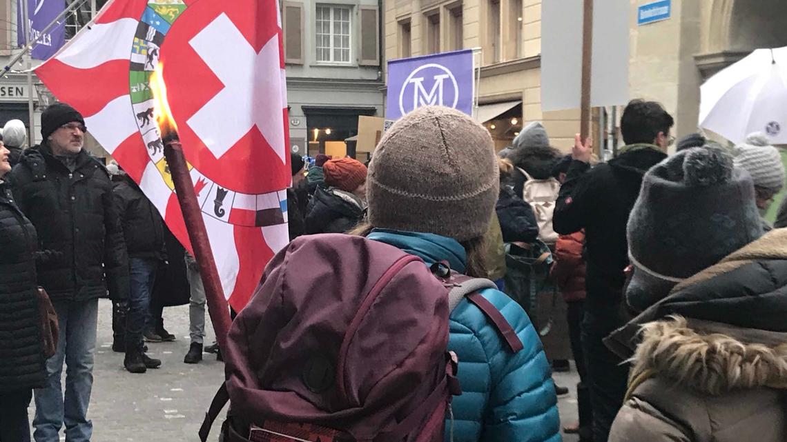 Mit Fackeln demonstrieren Massnahmengegner vor dem Regierungsgebäude Luzern gegen die Zertifikatspflicht im Gesundheitswesen.