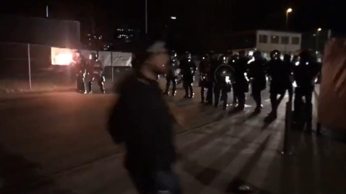 Standaufnahme aus einem Video, das die Luzerner Polizei beim Einsatz von Gummigeschossen zeigt.