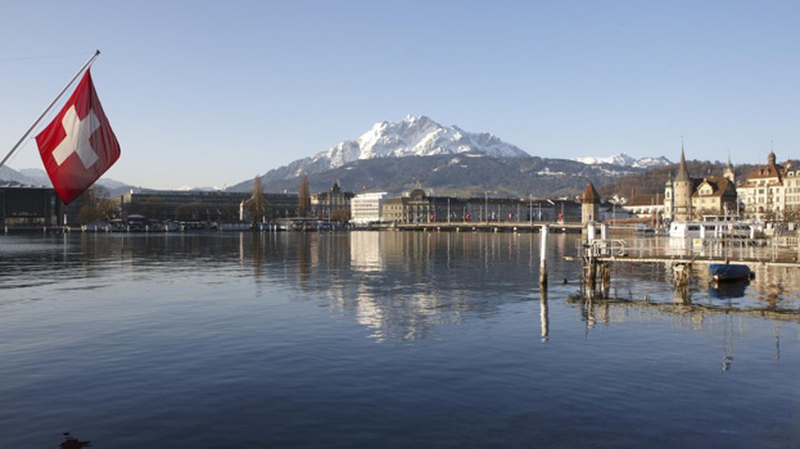 Für Autoren ist es in der Schweiz nicht einfach – doch unter anderem die Berge halten den Luzerner Dominik Riedo vom Auswandern ab.