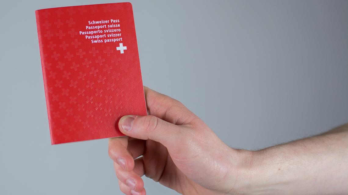 Das rote Büchlein soll nur Schweizern mit genügend Deutschkenntnissen zustehen, meint die SVP-Fraktion Zug.
