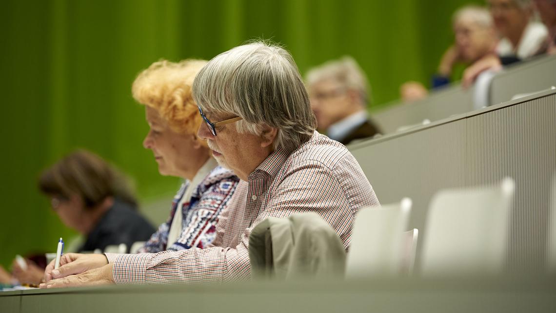 Seit 25 Jahren können sich Menschen über 60 an der Seniorenuni Luzern zu verschiedenen Themen bilden.