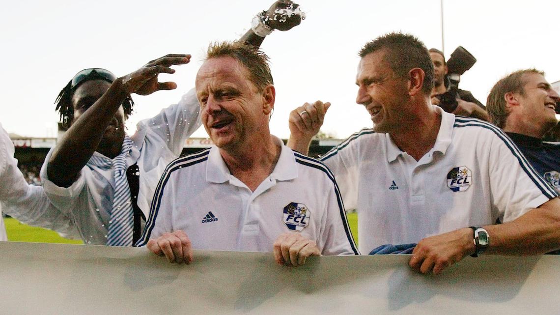 Ein Bild von 2009: Der damalige FCL-Trainer Rolf Fringer wird nach dem Erreichen des Ligaerhalts von seinem Spieler Lukmon geduscht (rechts Assistent Petar Aleksandrov).