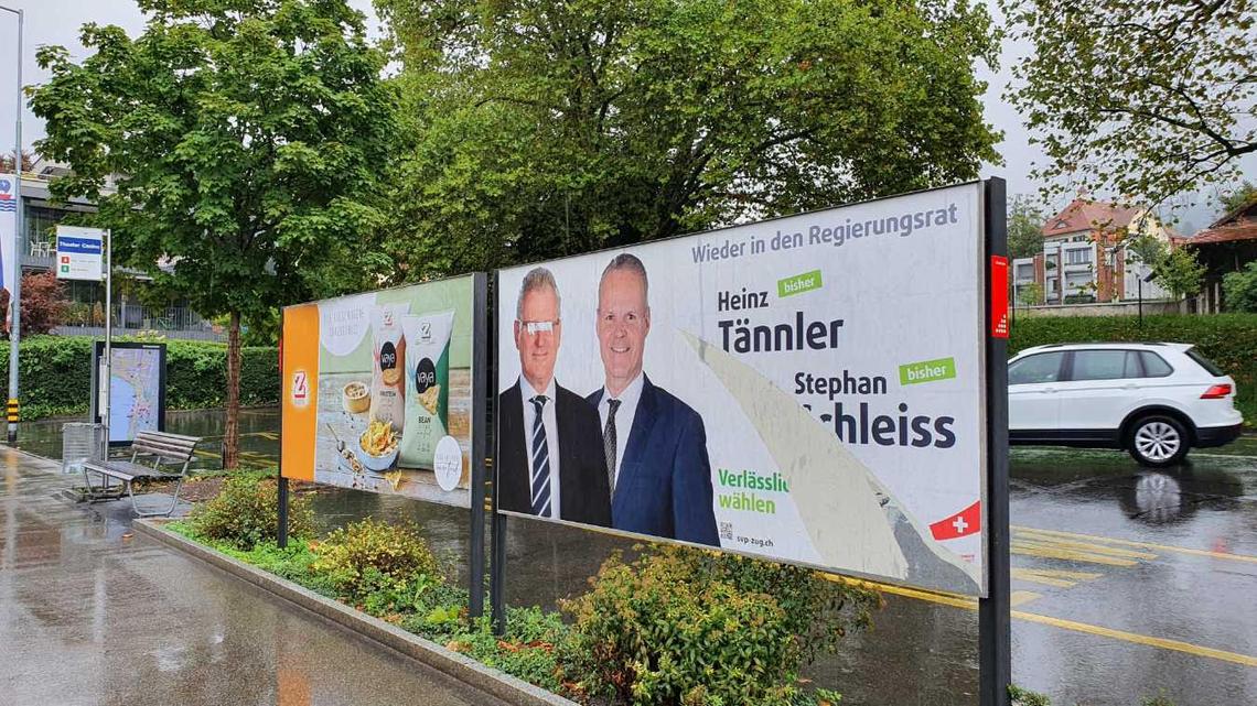Die Plakate der «SVP Kanton Zug» sind ein beliebtes Ziel von Vandalen. Die Partei verurteilt dies aufs Schärfste und fordert Konsequenzen.