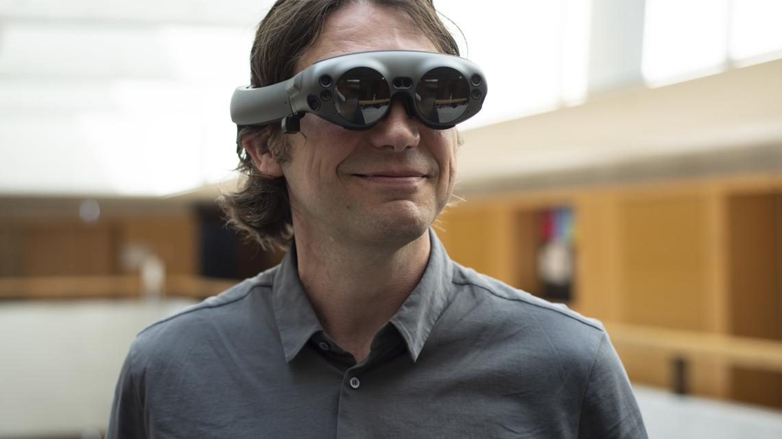 Im Immersive Realities Research Lab der Hochschule Luzern tüftelt Aljosa Smolic (hier mit AR-Brille) an Extended Realities Technologie.