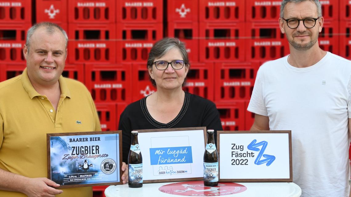 Gemeinsame Freude: Martin Uster, Brauerei Baar, Rosi Kolm, «Zuger helfen Zugern» und Philipp Schweiger, ZugFäscht.