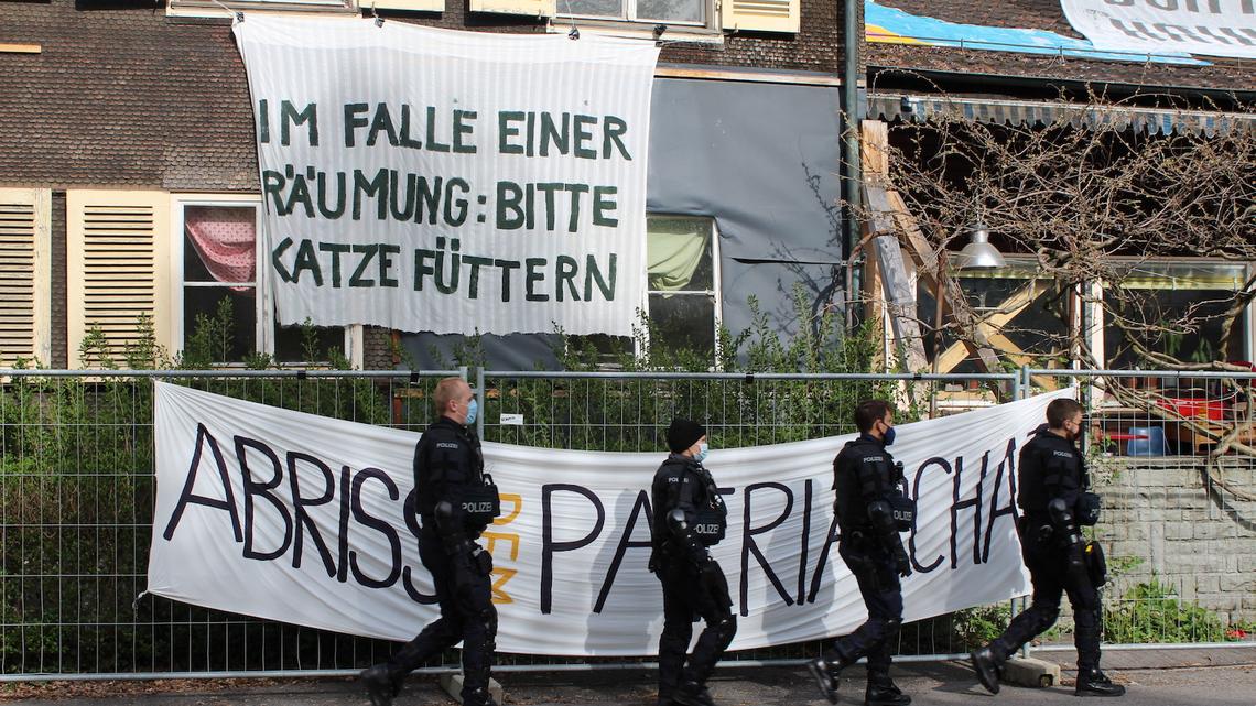 Polizeieinsatz bei der Familie Eichwäldli: Handwerker verbarrikadieren die Soldatenstube