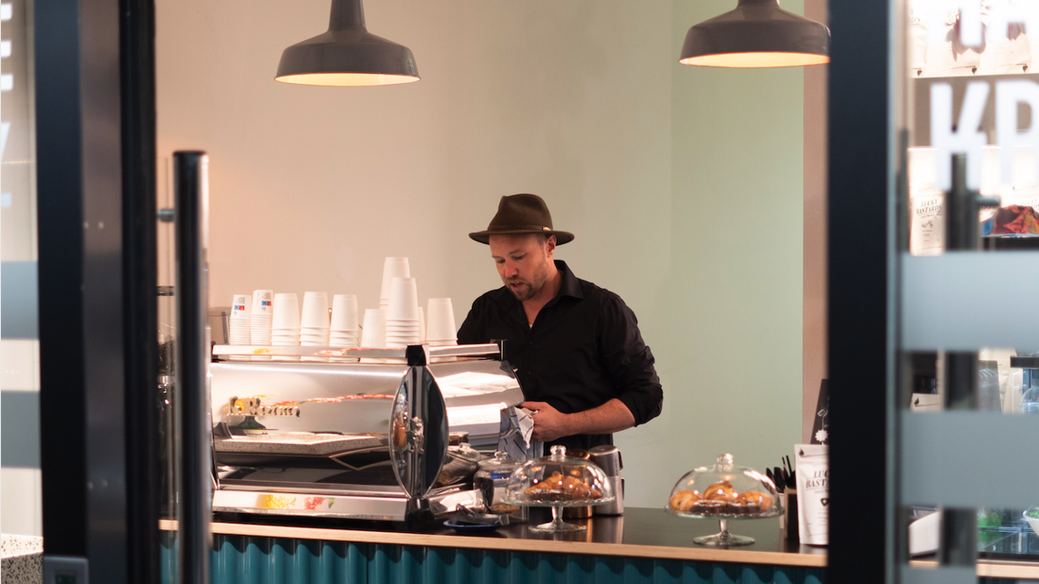 «Kaffeekranz»-Mitgründer Flo Junker serviert in der neuen Filiale am Zuger Bahnhof seinen Kaffee.