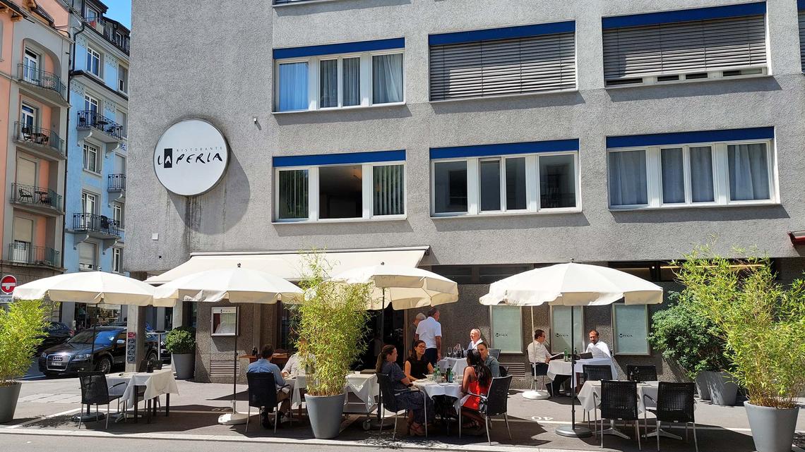 Auch dieses Jahr dürfen Luzerner Restaurants Boulevardflächen und Parkplätze für die Aussenbestuhlung nutzen, wovon auch das La Perla profitiert.