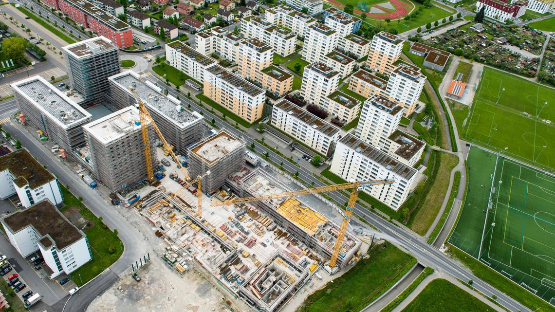 Im Kanton Zug gibt es nicht genügend bezahlbaren Wohnraum, findet Anna Spescha. Deshalb sollen 2000 neue Wohnungen gebaut werden.