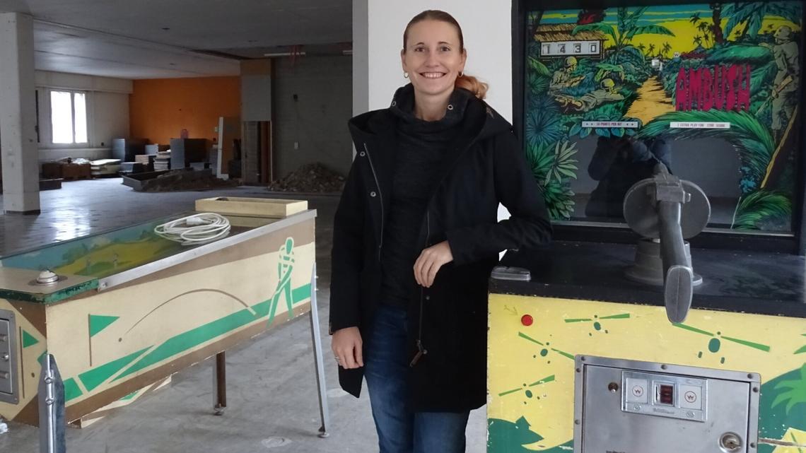Die ersten beiden Automaten stehen bereits im neuen Lokal, wie Co-Inhaberin Angela Vögtli zeigt.