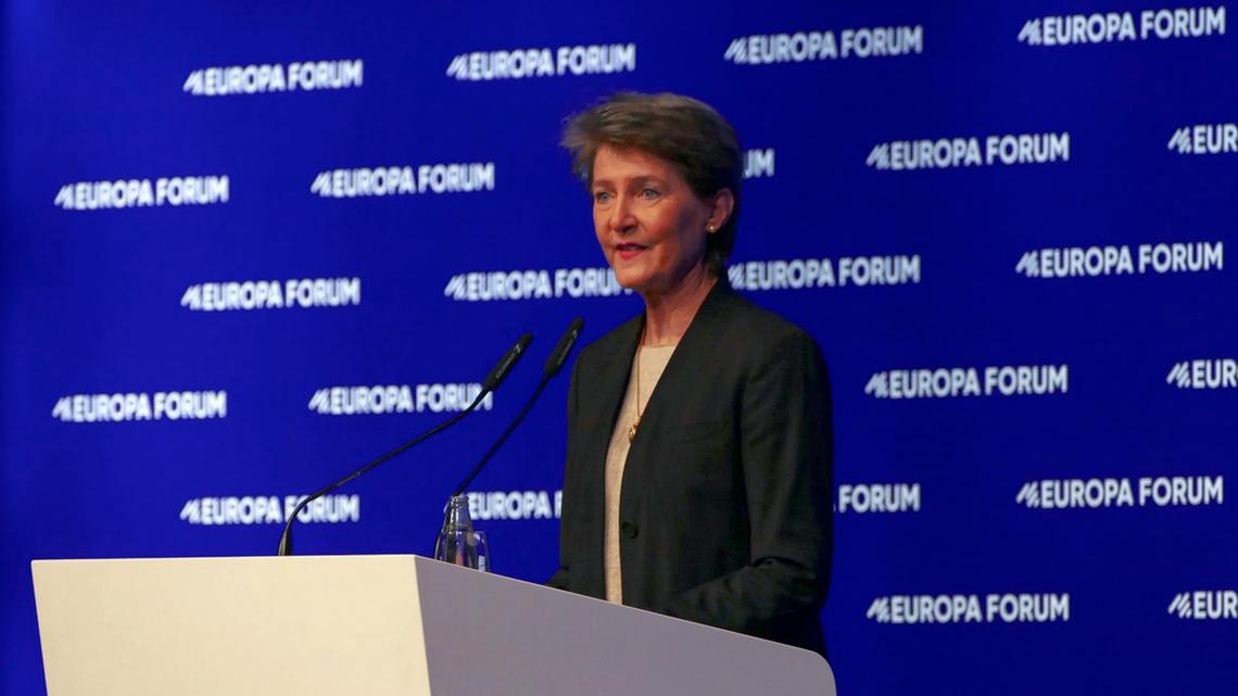 Bundesrätin Simonetta Sommaruga ist die erste Rednerin am Europa Forum 2022 in Luzern.