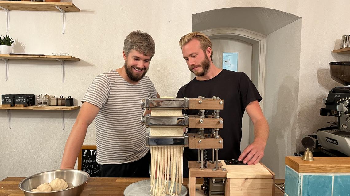 Felix Schumacher (links) und Leonz Korner mit ihrer selbstgebauten Pastamaschine im Restaurant Pura.