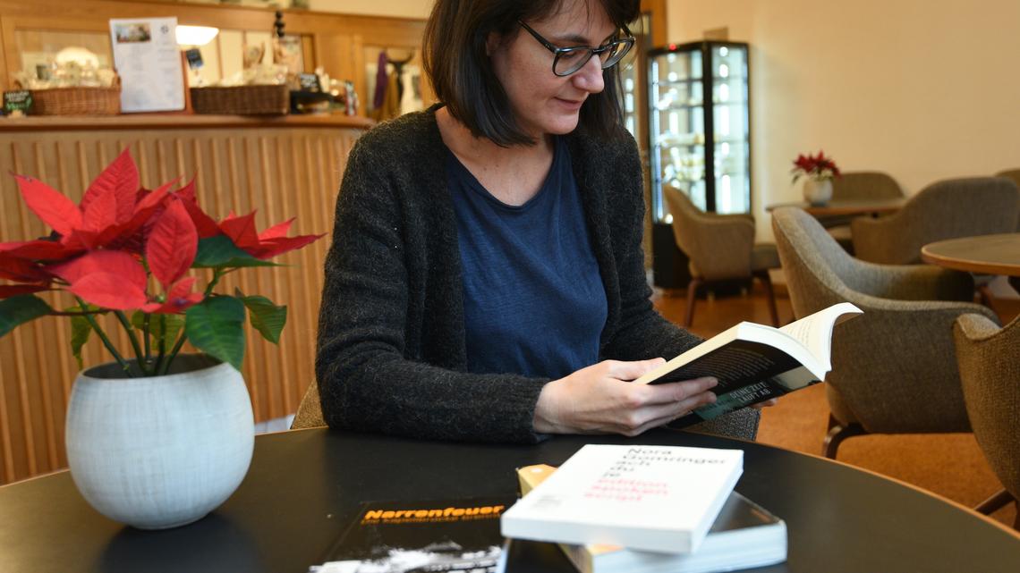 Juliette Wyler von der Zentral- und Hochschulbibliothek hat einige Tipps für spannende Bücher aus der Zentralschweiz auf Lager.