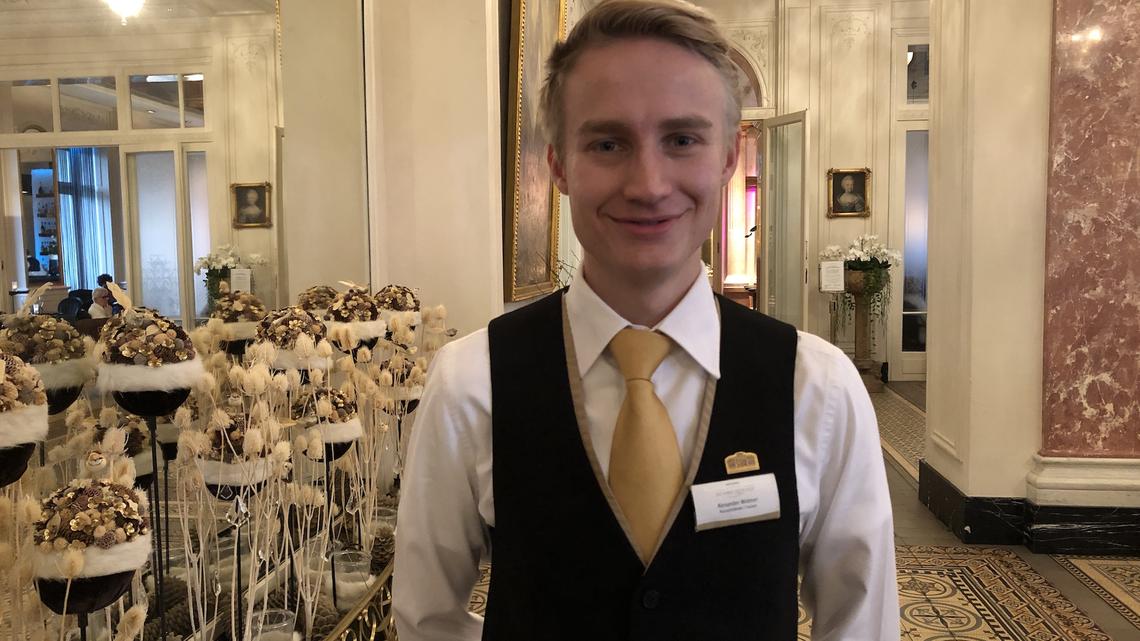 Verliert trotz Pandemie nicht die Freude am Beruf: Service-Lehrling Alexander Widmer vom Hotel Schweizerhof Luzern.