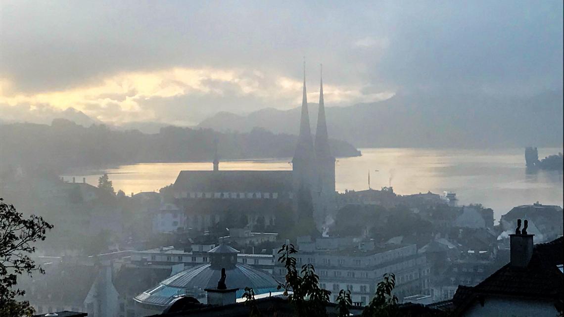 Nebeldecke über der Stadt Luzern: Der Herbst ist da