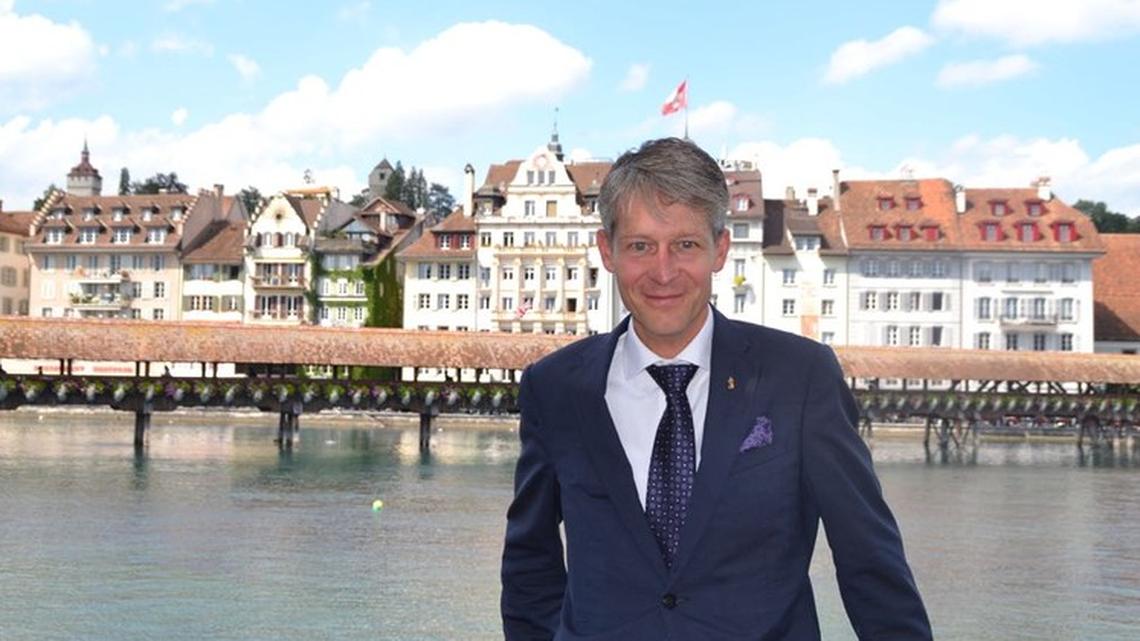 Marcel Perren steht am der Reuss, im Hintergrund ist die Kappelbrücke. Marcel Perren ist der Direktor von Luzern Tourismus.