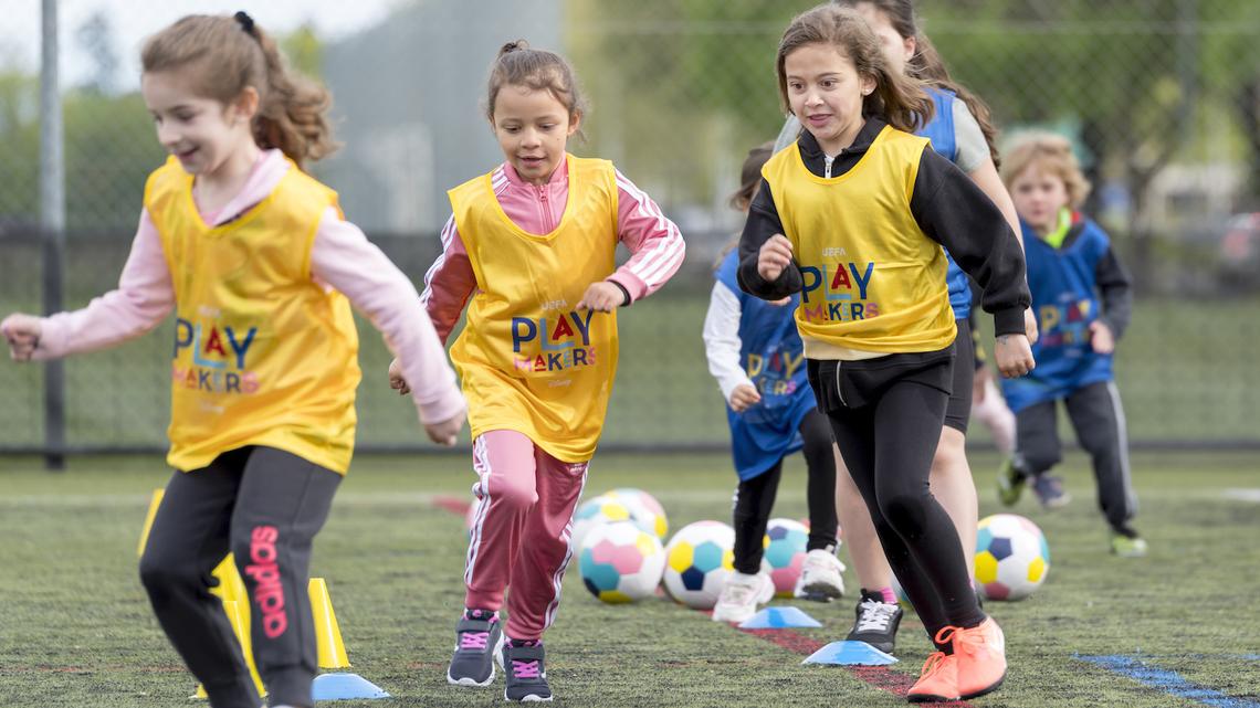Superhelden begeistern kleine Mädchen für den Fussball
