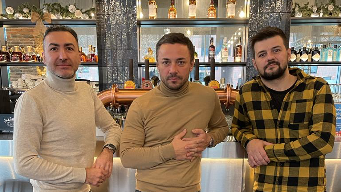 Betreiben das «Café Rock» in Ebikon: die Co-Inhaber Patrick Marques (links) und Dalibor Mijic (Mitte) und Geschäftsführer Tomy.