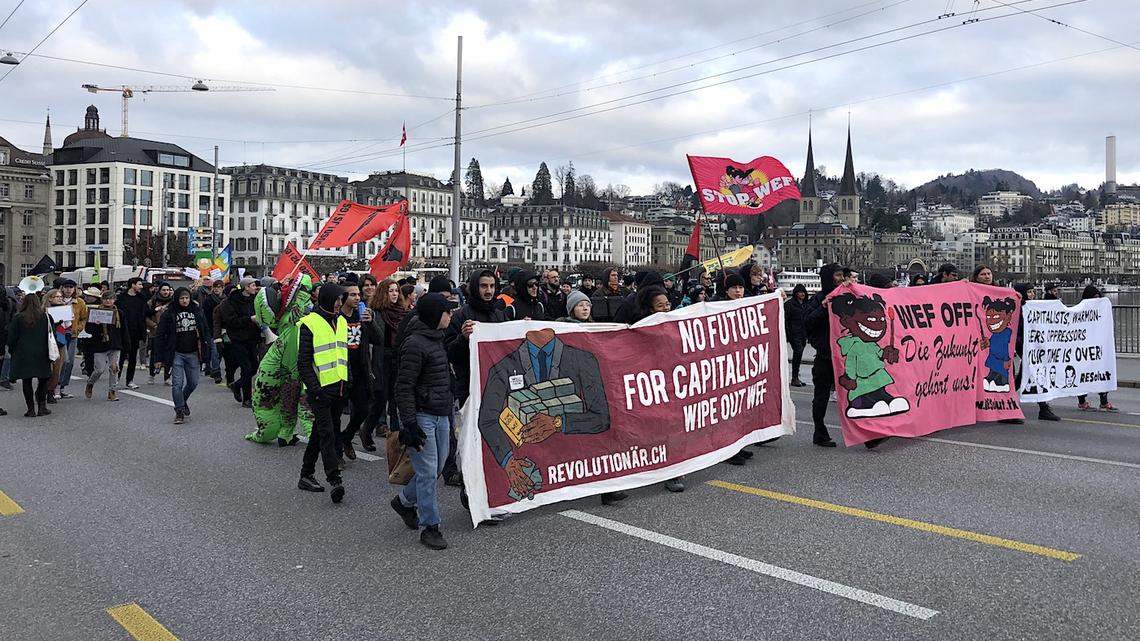 Hunderte gehen in Luzern gegen das WEF auf die Strasse