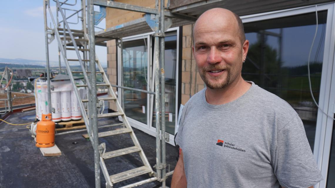 Erich Schuler und seine Mitarbeiter arbeiten auch in der Hitzewelle auf dem Dach. Ein besonders heisser Job in diesen Tagen.