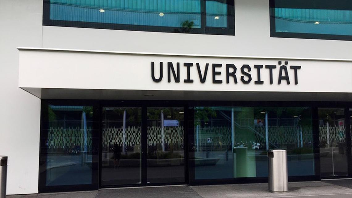 Bild vom Eingang der Universität Luzern
