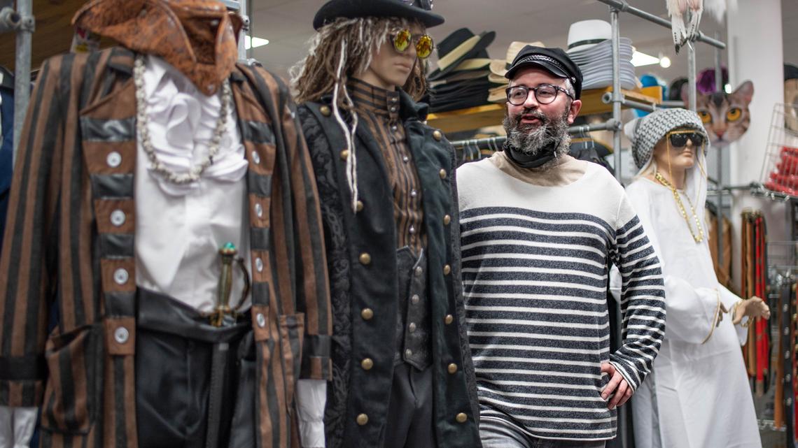 Damian Surber strahlt: Sein Kostümladen in Luzern ist wieder gefragt.