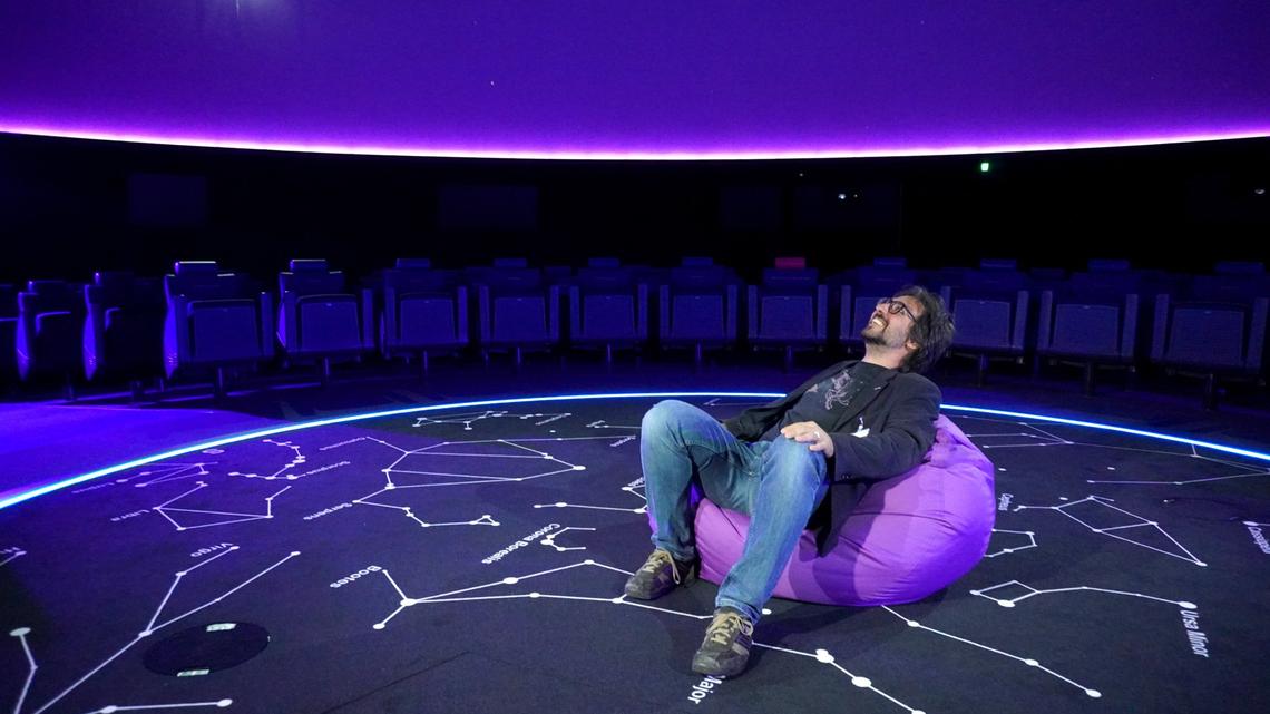 Der Leiter des Planetariums, Marc Horat, ist von der neuen Technik begeistert.