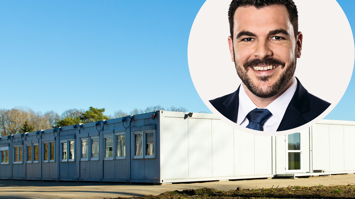 Baudirektior Florian Weber ist auf der Suche nach einem Standort, wo er die Container für die Flüchtlingsunterkunft aufstellen kann.