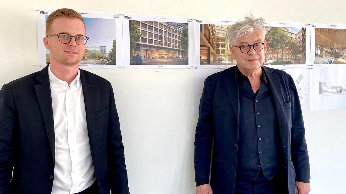 Die Architekten vor den Plänen des neuen Luzerner Verwaltungsgebäudes: Daniel Pescia (links) und Max Dudler.