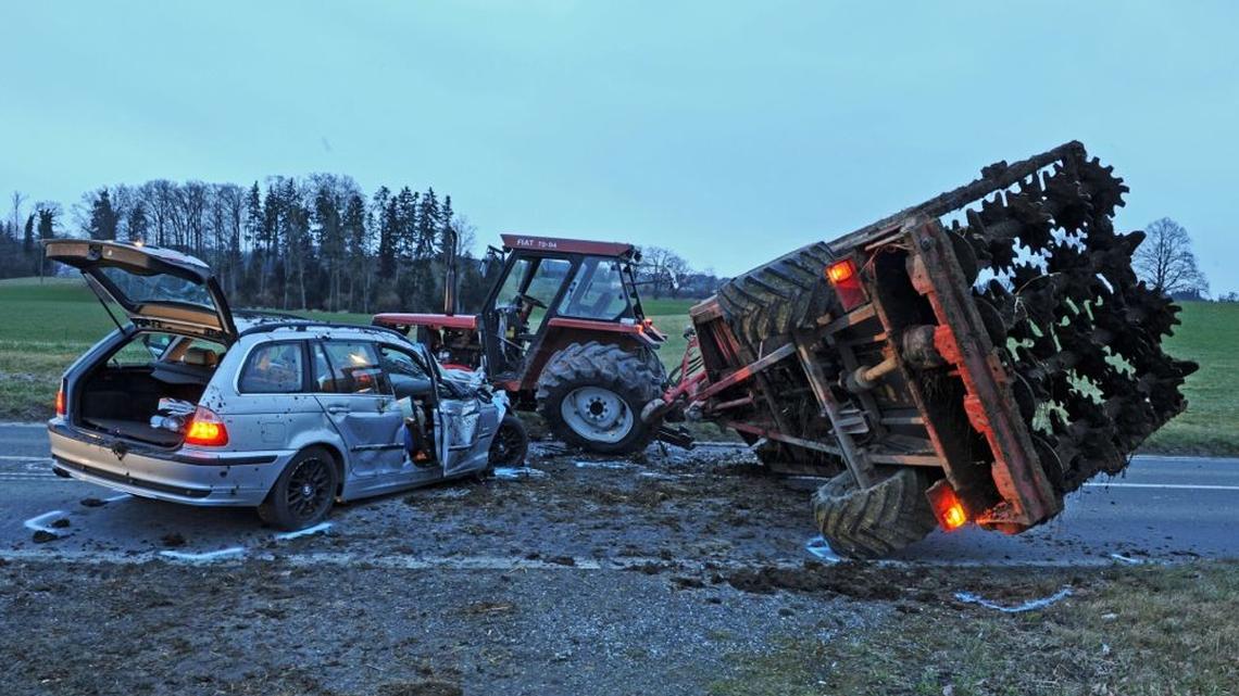 Schwerer Unfall zwischen Traktor und Auto