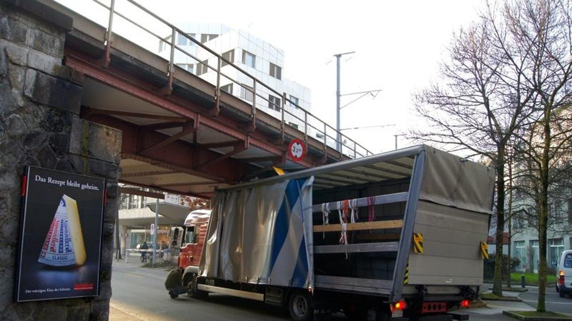 Lastwagen in SBB-Tunnel steckengeblieben