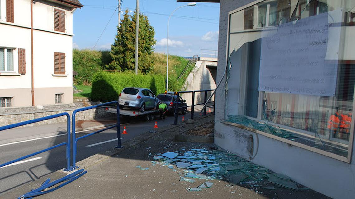 Eschenbach: Autofahrer fährt in Schaufenster