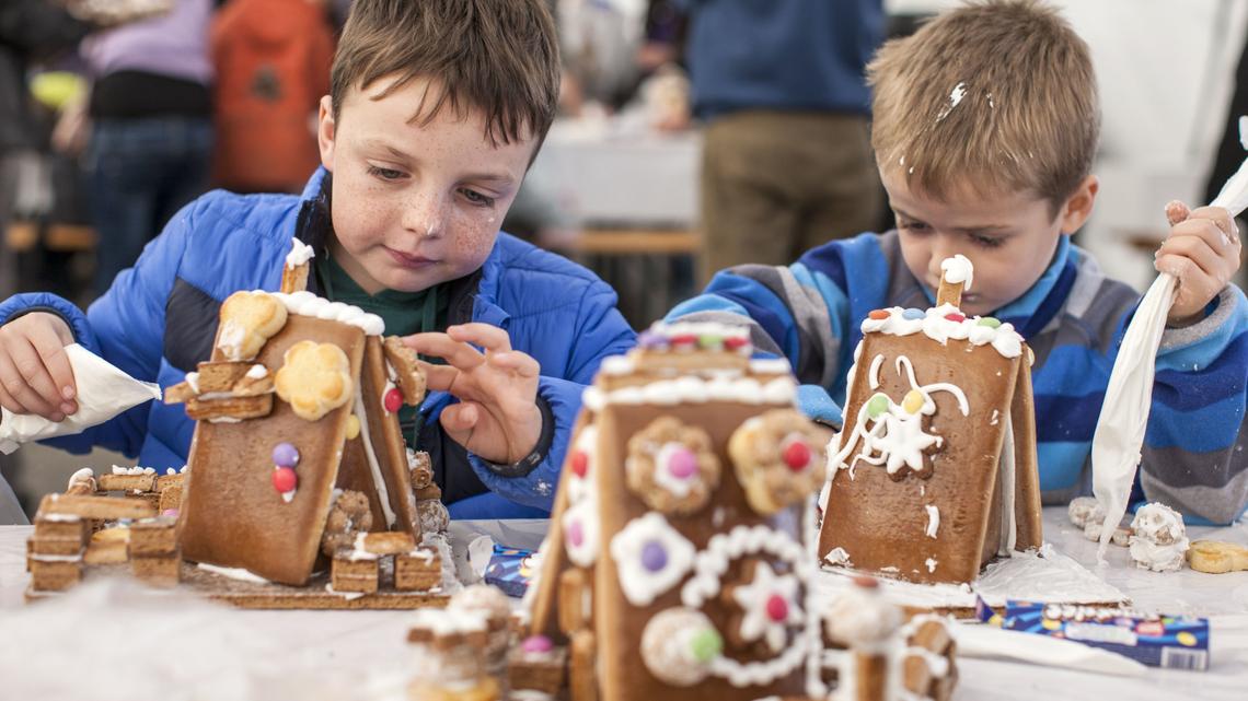 Kinder dekorieren 7‘000 Lebkuchenhäuschen für Pro Juventute