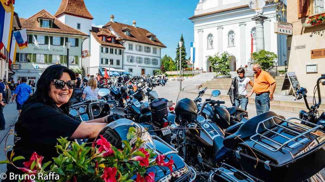 Harley-Biker und ihre Bräute eroberten Sempach