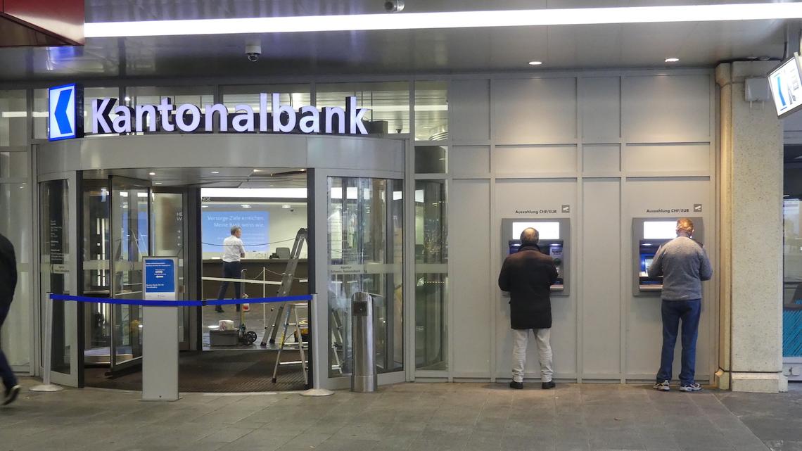 Luzerner Kantonalbank: Gibt’s am Schalter bald kein Bargeld mehr?
