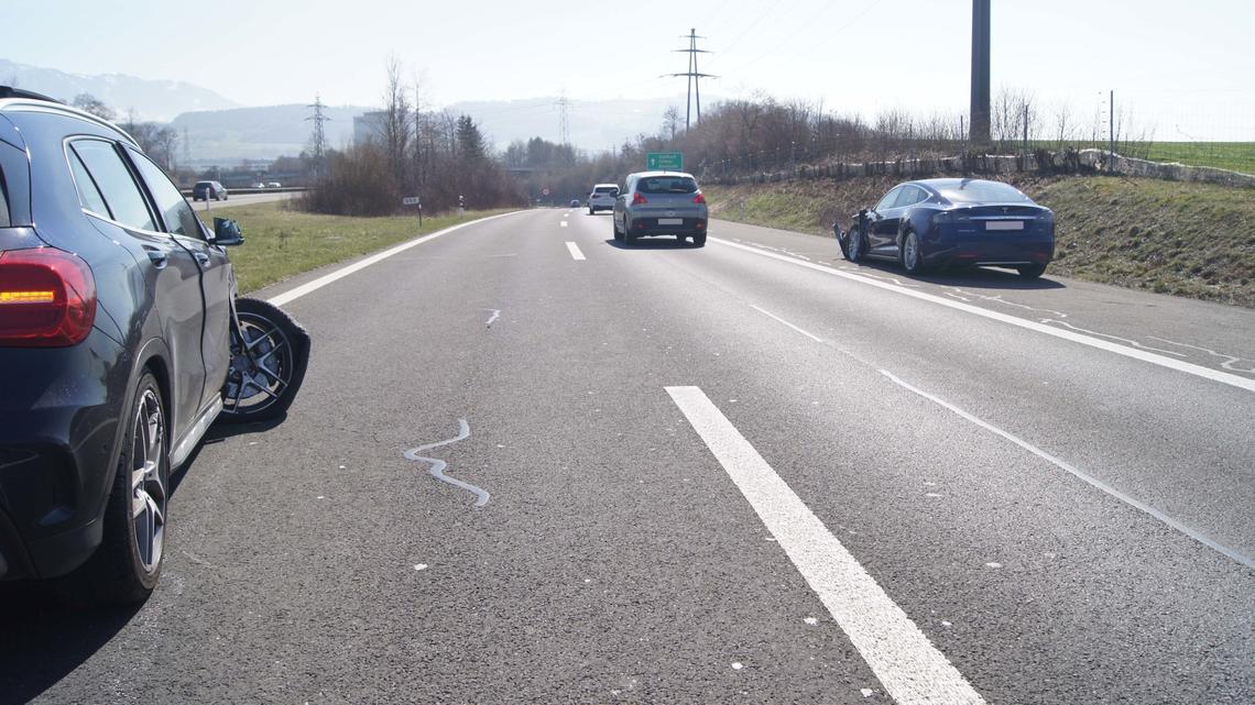 Kollision in Rotkreuz: Lenker unverletzt, beträchtlicher Sachschaden