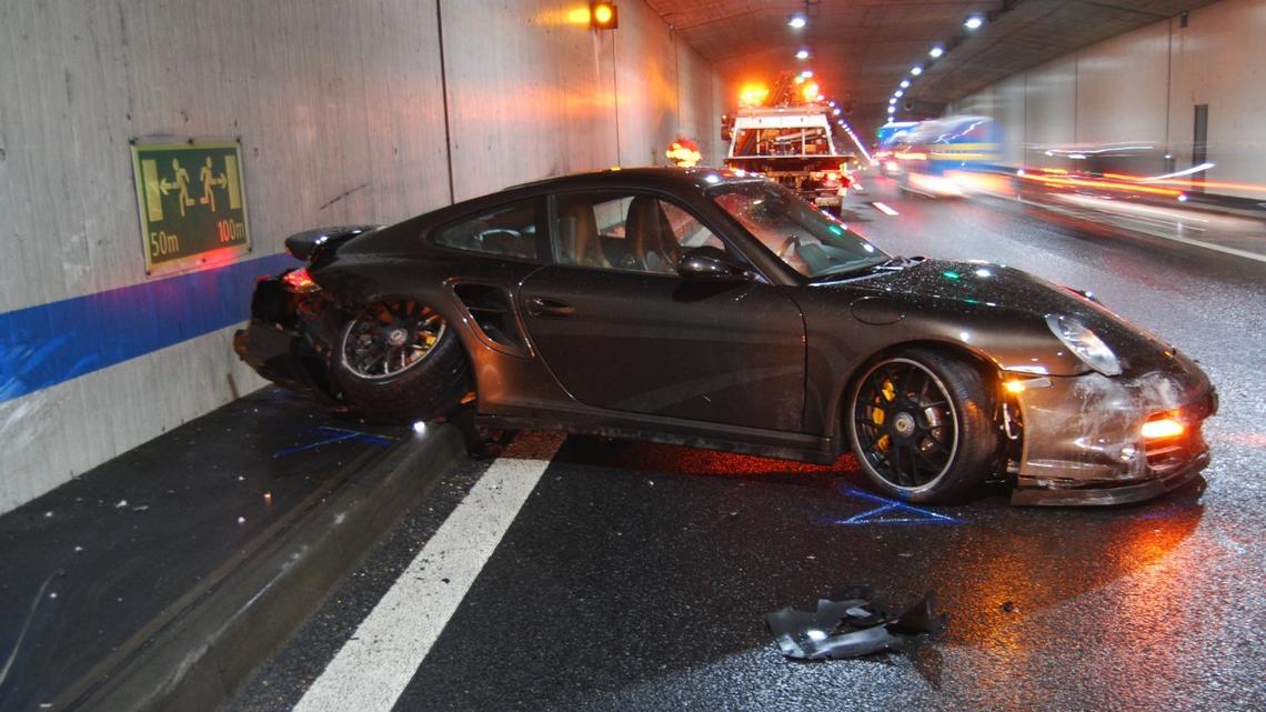 Porsche auf der Autobahn A2 in Horw zerlegt: 100’000 Franken Schaden