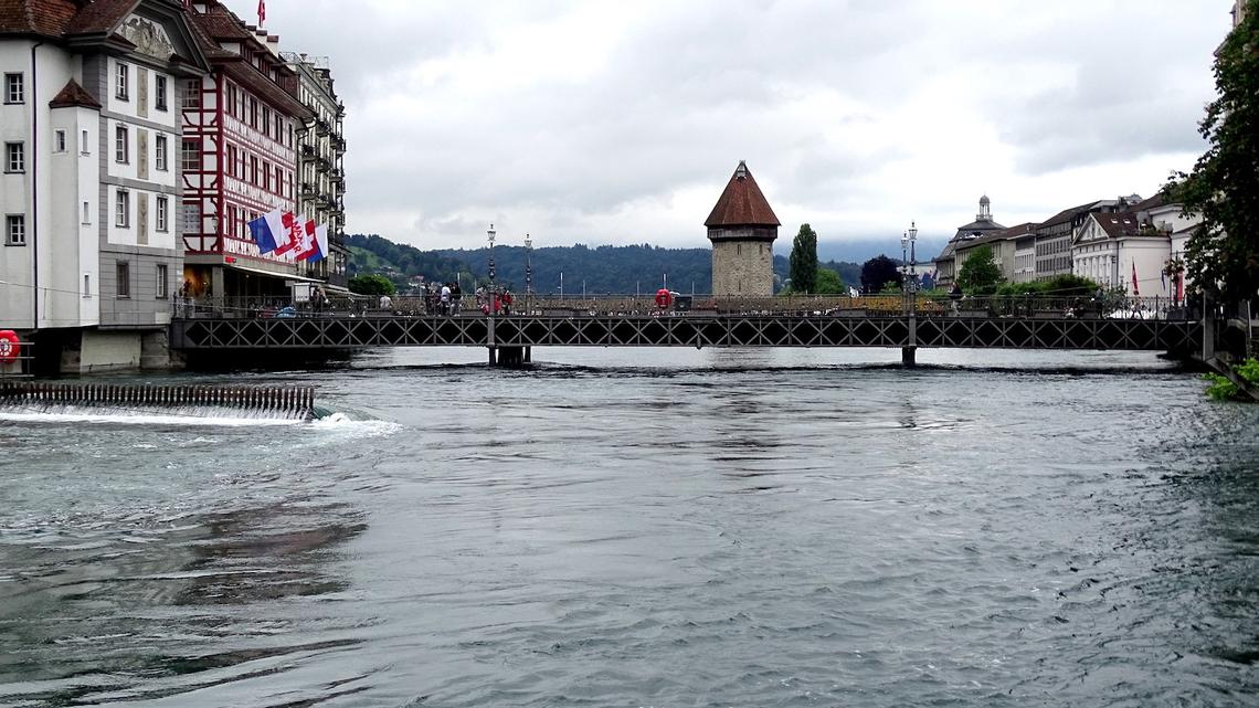 Hochwassergefahr: Die Reuss tritt in Luzern beinahe übers Ufer