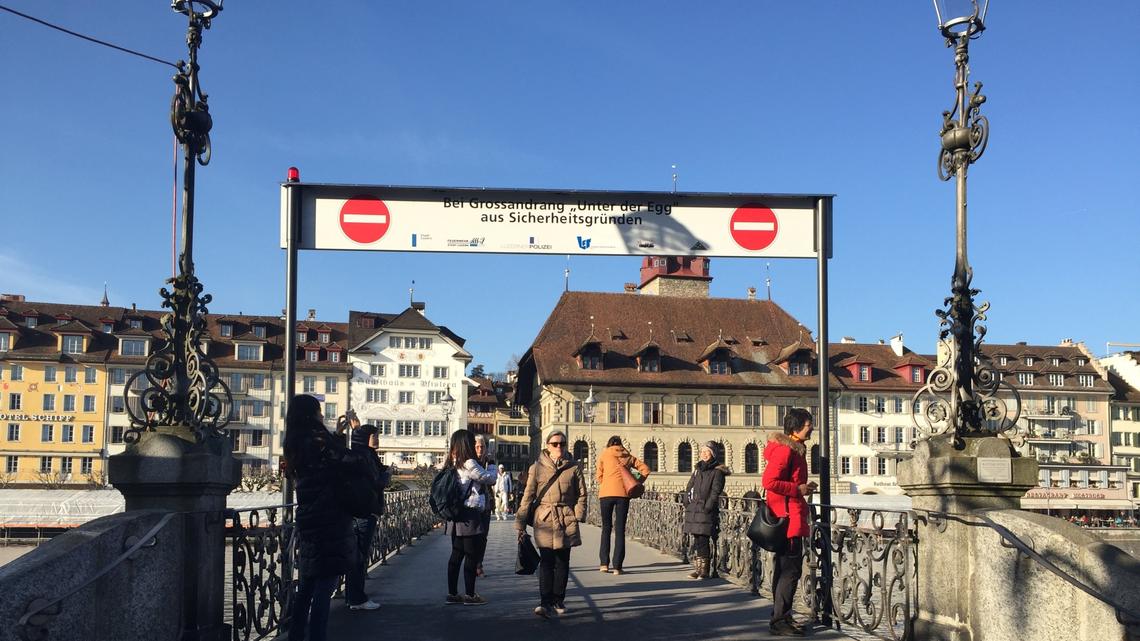Fasnächtler bezweifelt Echtheit der Luzerner Polizei und landet im Spital