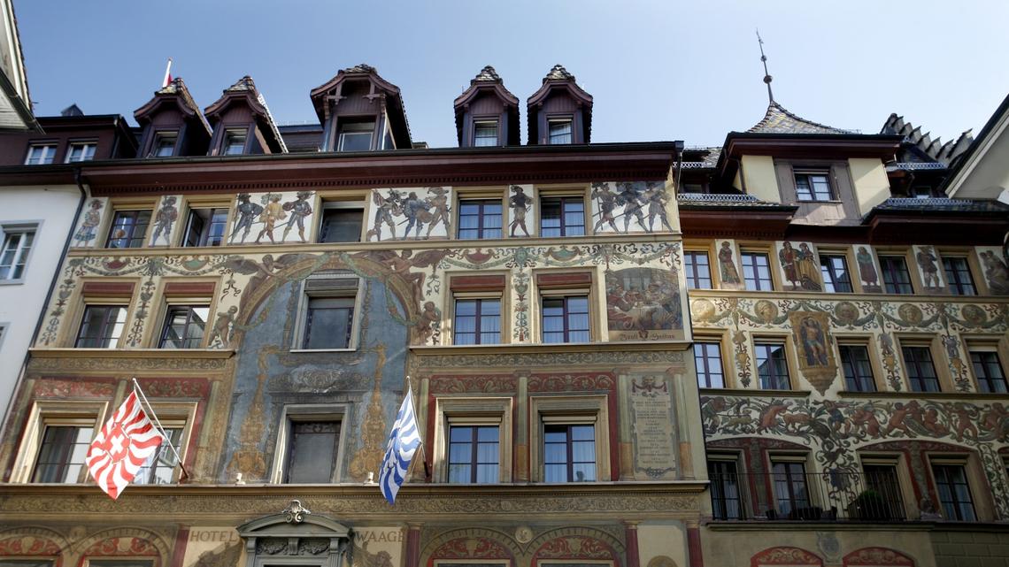Illustrierte Stadtgeschichte auf Luzerner Fassaden