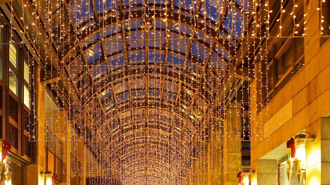 Die Einkaufs-Allee Metalli glänzt mit erweiterter Weihnachtsbeleuchtung