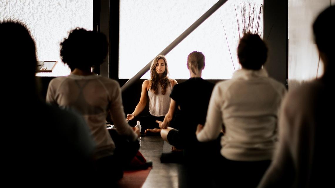 Drei Yoga-Varianten für das Fitnessstudio – und eine Alternative