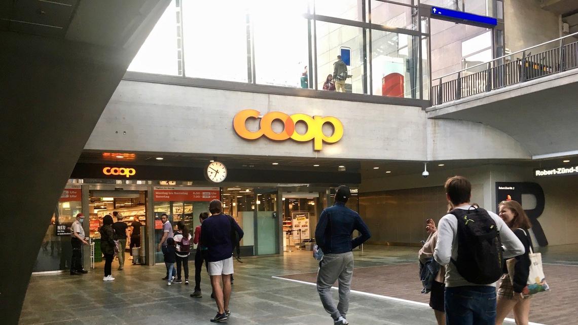 Corona Virus einkaufen Geschäfte Schlange anstehen Coop Bahnhof Luzern Lockdown