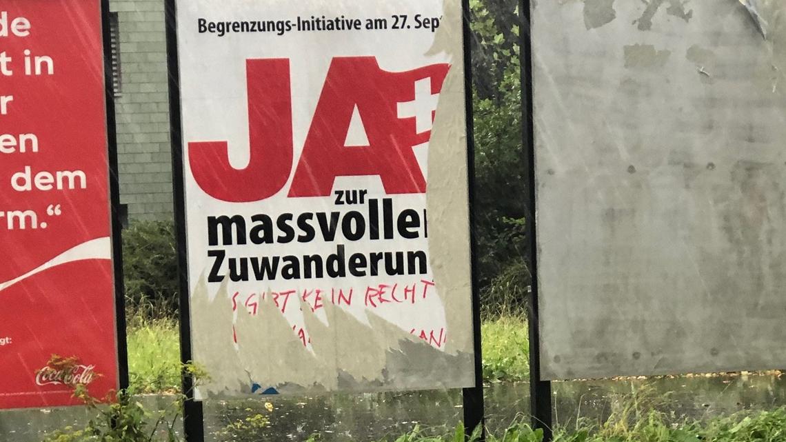 Vandalen zerstören SVP-Plakate in der Stadt Luzern