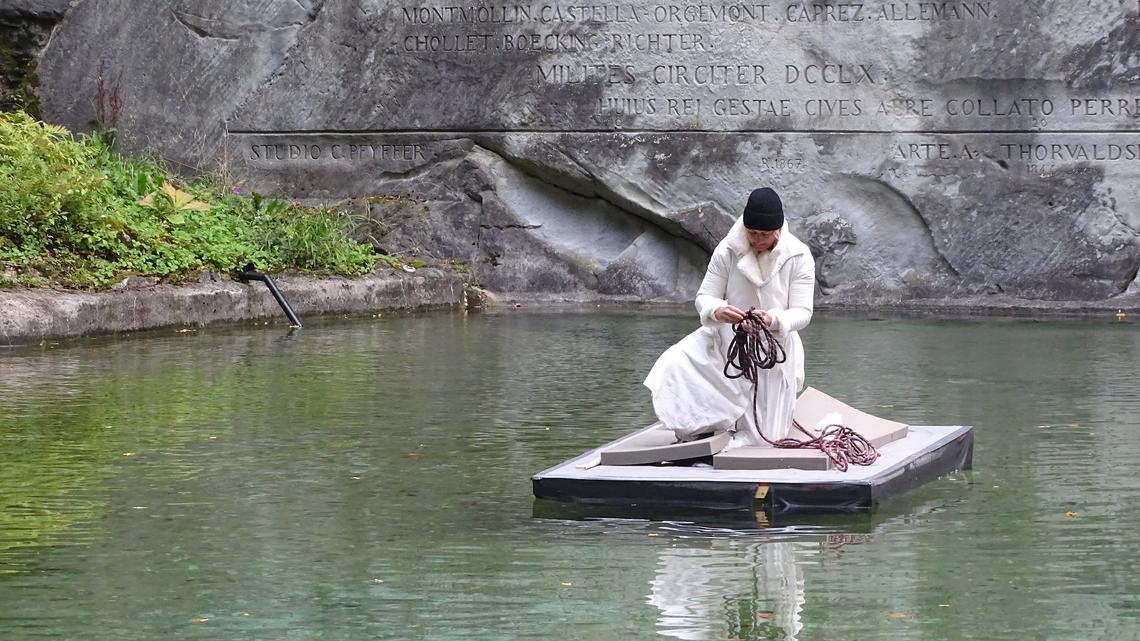 Nach 24 Stunden an der Kälte: Künstlerin verlässt Teich beim Löwendenkmal