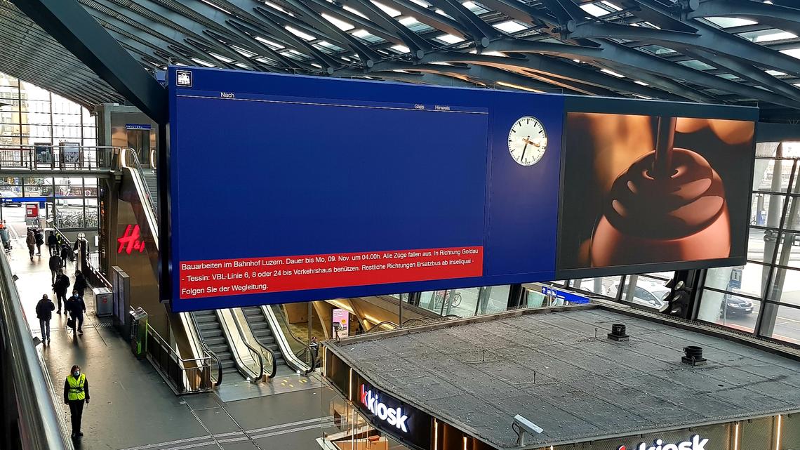 Gesperrter Bahnhof Luzern: Nur die Anzeigetafel machte blau
