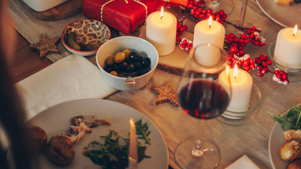Wie man einen Wein auswählt, der zum Weihnachtsmenü passt und den Gästen gefällt