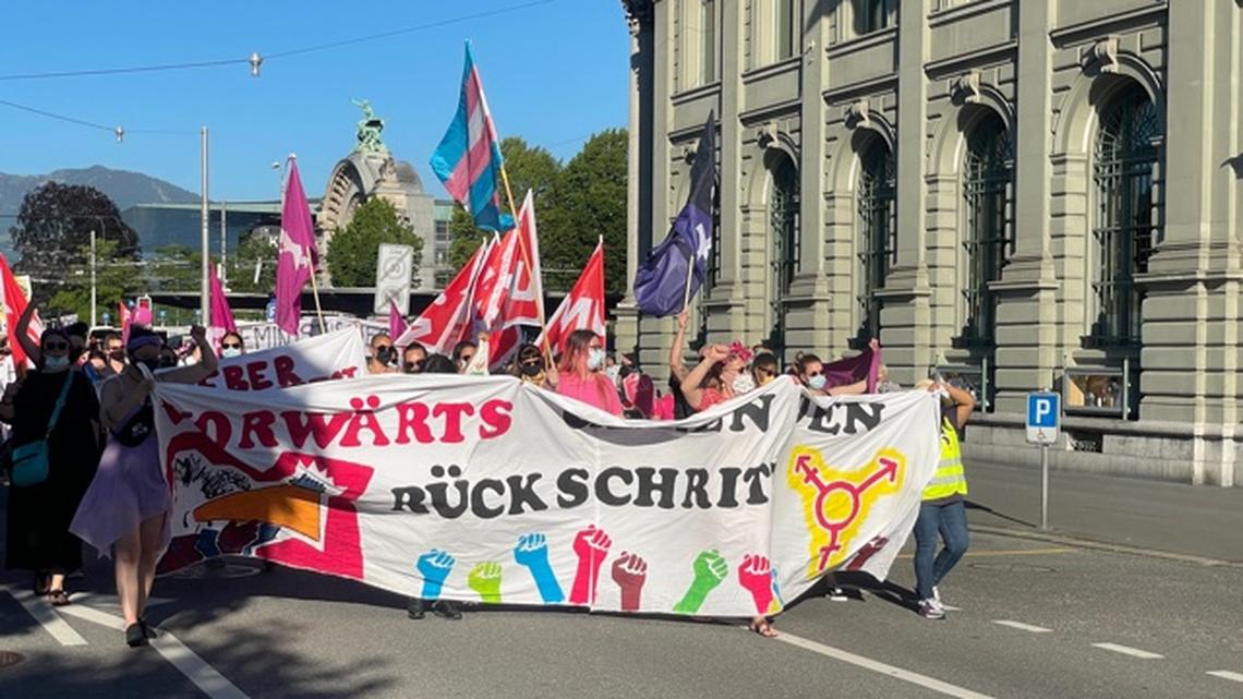 2000 Menschen ziehen am Frauenstreik durch Luzern
