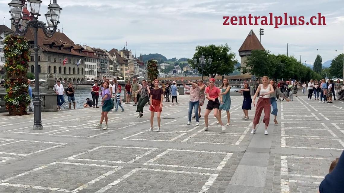 Tänzerinnen nahmen die Stadt Luzern in Beschlag